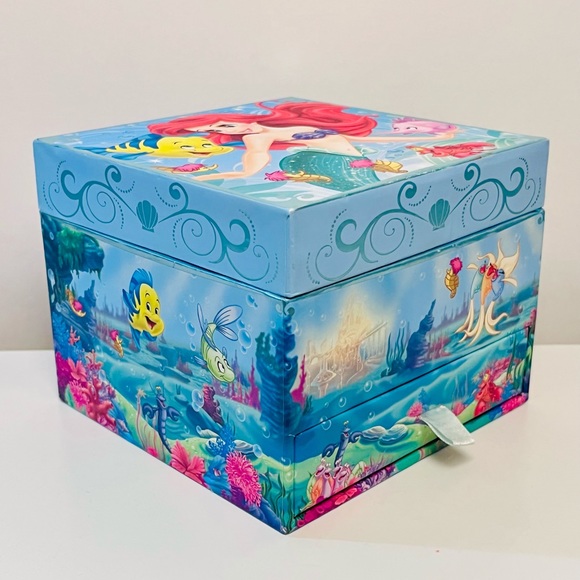 Disney Store Little Mermaid Jewelry Box, Necklace, and Bag - Picture 5 of 16